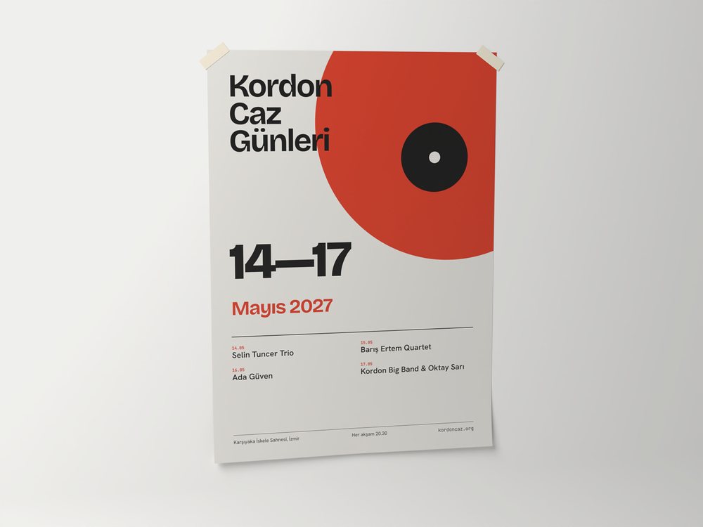 Duvara bantla asılmış 50x70 cm tipografik konser afişi